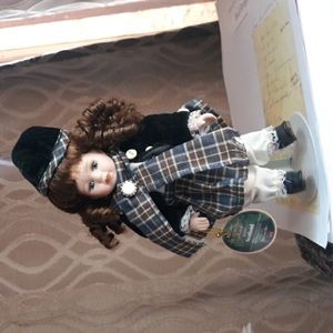 Dolls of the world 2000 Barbara Lee Scotland like new with stand